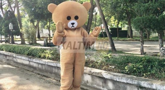 Jumiati saat mengenakan kostum badut beruang (kaltimnow.id).