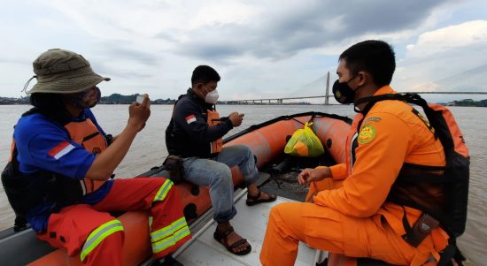 Tim Basarnas dan personil gabungan melakukan pencaharian korban. Sumber : istimewa Tim Basarnas dan personil gabungan melakukan pencaharian korban. Sumber : istimewa