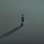 Gambar ilustrasi : Seorang pria sedang menatap ke atas. Sumber : Int