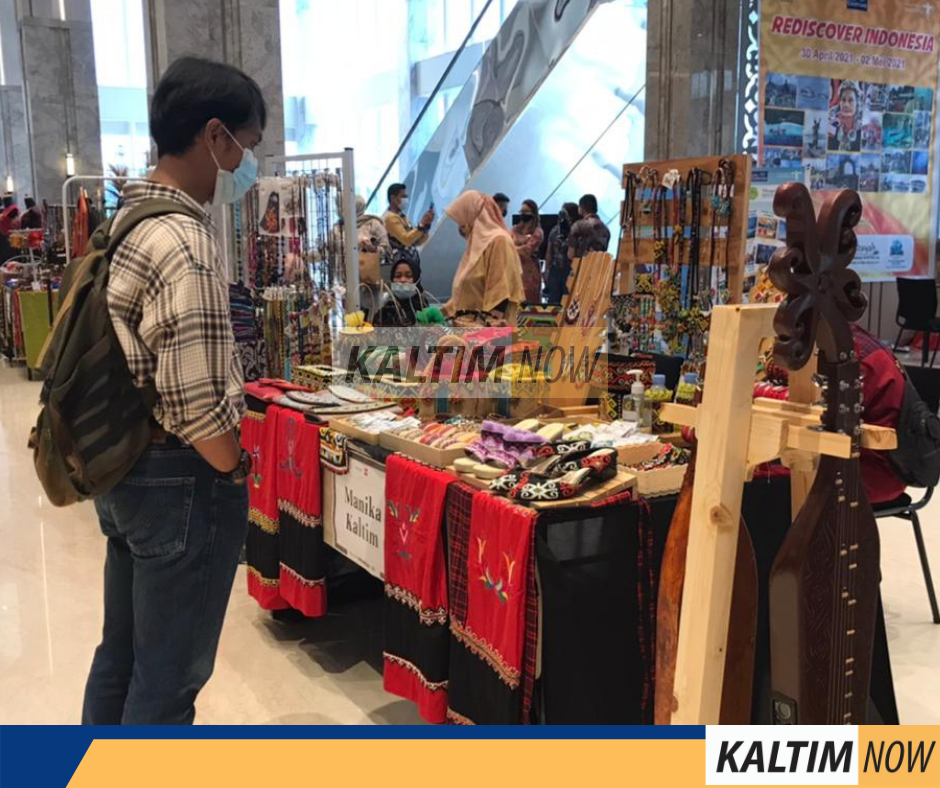 Salah satu pengunjung yang sedang melihat kerajinan khas Kalimantan Timur.