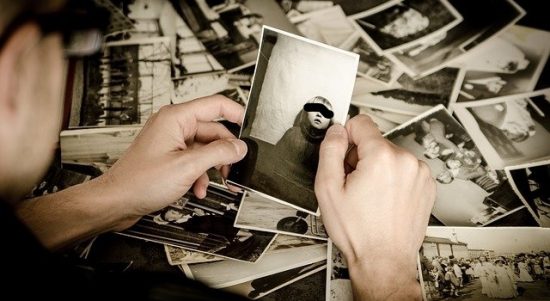 Gambar ilustrasi : Seseorang sedang melihat foto kenangan. Sumber : Int.