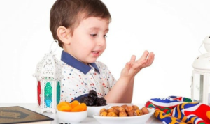 Foto ilustrasi seorang anak membaca doa.