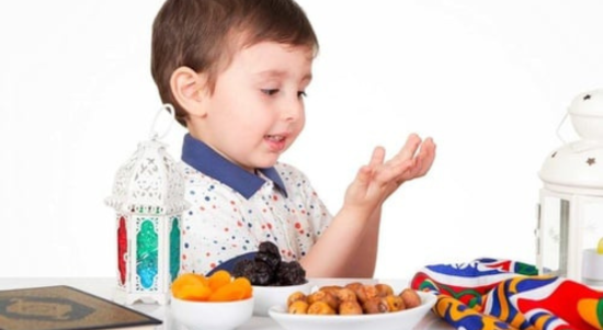 Foto ilustrasi seorang anak membaca doa.