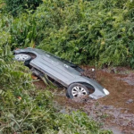 Foto mobil Kepala Kakanwil Kemenag Kaltim Masuk ke Dalam Parit.