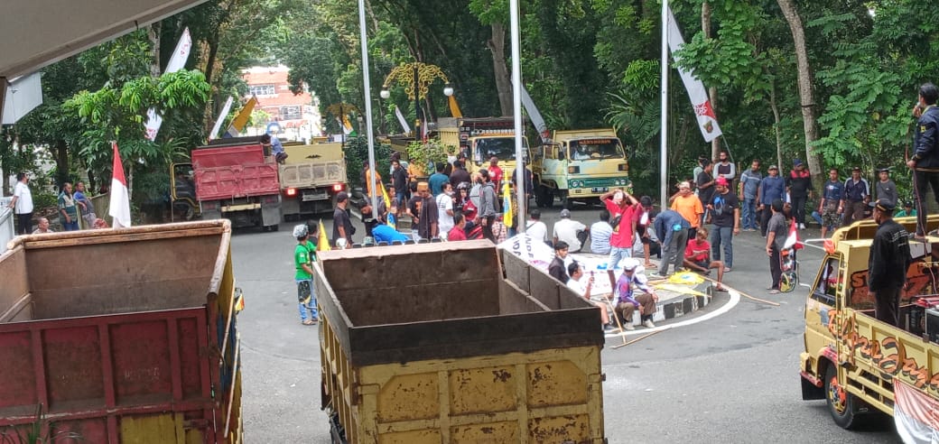 Keluhkan Solar Langka Puluhan Supir Truk Demo Di Balai Kota Samarinda