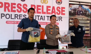 Foto : Wakapolres Kutim Kompol Damus Asa (tengah) didampingi Kasat Reskrim IPTU I Made Jata Wiranegara (baju biru) saat menggelar press rilis di Mapolres Kutim, Jumat (19/8/2022) pagi tadi. Sumber Foto : Polres Kutim. Foto : Wakapolres Kutim Kompol Damus Asa (tengah) didampingi Kasat Reskrim IPTU I Made Jata Wiranegara (baju biru) saat menggelar press rilis di Mapolres Kutim, Jumat (19/8/2022) pagi tadi. Sumber Foto : Polres Kutim.