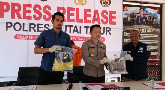 Foto : Wakapolres Kutim Kompol Damus Asa (tengah) didampingi Kasat Reskrim IPTU I Made Jata Wiranegara (baju biru) saat menggelar press rilis di Mapolres Kutim, Jumat (19/8/2022) pagi tadi. Sumber Foto : Polres Kutim.