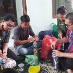 Foto : Kelompok Samarinda 51 KKN 48 Unmul, Melakukan Daur Ulang Limbah Sampah. Sumber Foto : Tim 51.