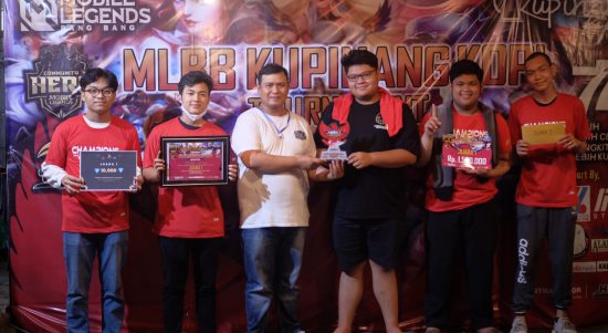 Foto : Tim Adik-Adik Juarai MLBB Kupinang Tournamen 2022. Sumber Foto : Kupinang Kopi.