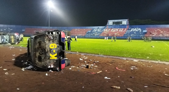 Foto : Sebuah Mobil Petugas Remuk Akibat Amukkan Masa. Sumber Foto : Istimewa.