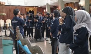 Foto : Pemandu Museum Mulawarman sedang menjelaskan koleksi kepada siswa/i. Sumber Foto : Kaltimnow.id