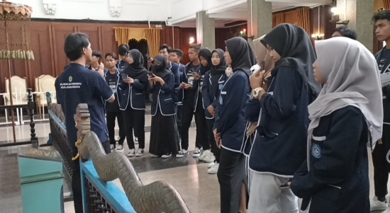 Foto : Pemandu Museum Mulawarman sedang menjelaskan koleksi kepada siswa/i. Sumber Foto : Kaltimnow.id