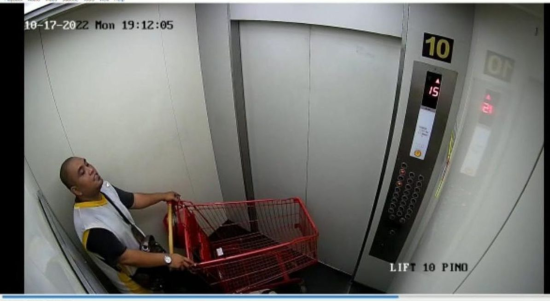 Foto : R saat berada di lif apartemen. Sumber : Istimewa.