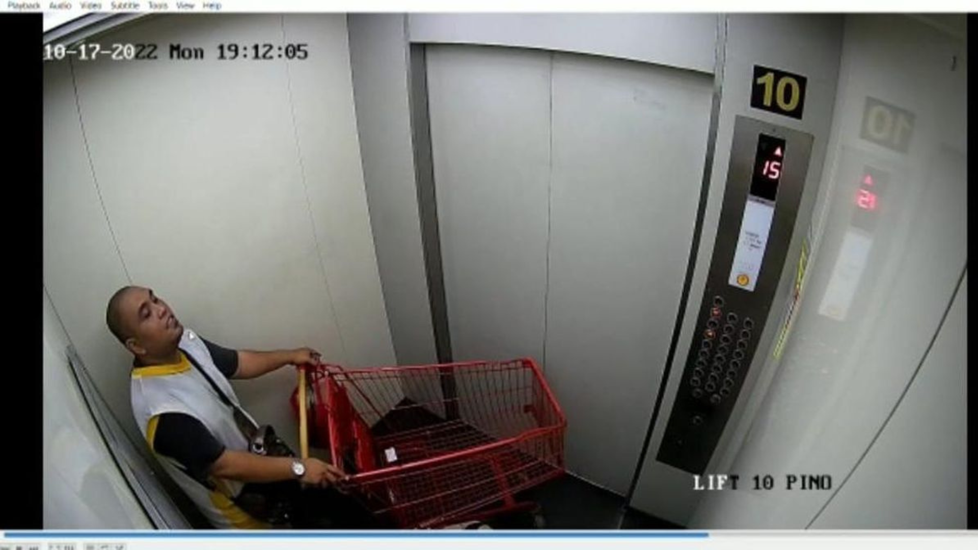 Foto : R saat berada di lif apartemen. Sumber : Istimewa.