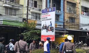 Foto : Iklan Imbauan Lalu Lintas di Jl Sirad Salman. Sumber Foto : Kaltimnow.id