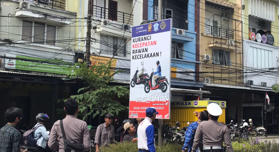 Foto : Iklan Imbauan Lalu Lintas di Jl Sirad Salman. Sumber Foto : Kaltimnow.id Foto : Iklan Imbauan Lalu Lintas di Jl Sirad Salman. Sumber Foto : Kaltimnow.id