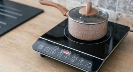 Ilustrasi kompor listrik. Sumber: Shutterstock/Brizmaker