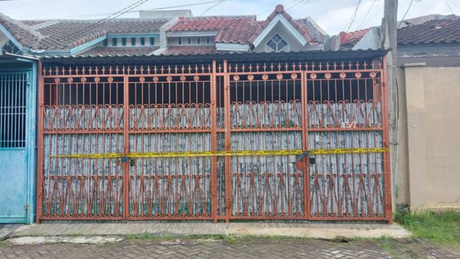 Foto : Rumah Satu Keluarga Ditemukan Meninggal di Kalideres, Jakarta Barat. Sumber Foto : CNN Indonesia.