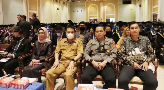 Wakil Ketua Komisi IV DPRD Provinsi Kalimantan Timur (Kaltim), Puji Setyowati menghadiri Wisuda ke-32 Politeknik Pertanian Negeri (Politani) Samarinda, Selasa (18/10/2022). Sumber: Humas DPRD Kaltim