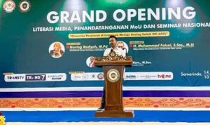 Ketua Komisi I DPRD Kaltim, Baharuddin Demmu, ketika membuka Seminar Nasional Program Leterasi Media di UMKT, Samarinda. Sumber: Istimewa