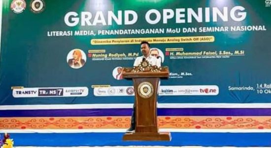 Ketua Komisi I DPRD Kaltim, Baharuddin Demmu, ketika membuka Seminar Nasional Program Leterasi Media di UMKT, Samarinda. Sumber: Istimewa