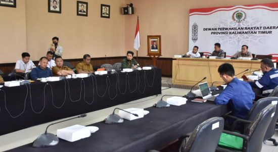 Komisi I DPRD Provinsi Kalimantan Timur (Kaltim) memfasilitasi pertemuan antara Koperasi Unit Desa (KUD) Tani Maju Desa Batuah dengan PT Karya Putra Borneo (KPB), terkait penyelesaian sengketa lahan kedua belah pihak, Selasa (8/11/2022). Sumber: IST
