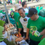 Foto : Gamalis saat berbelanja UMKM binaan DPC PPP Balikpapan di Halaman Parkir BSCC Dome, dalam kegiatan Senam Sehat Peringati Harlah PPP ke - 50 Tahun. Sumber : PPP Kaltim.