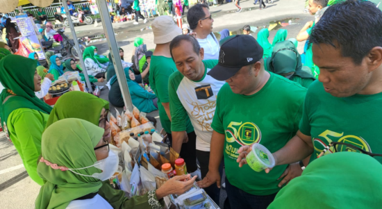 Foto : Gamalis saat berbelanja UMKM binaan DPC PPP Balikpapan di Halaman Parkir BSCC Dome, dalam kegiatan Senam Sehat Peringati Harlah PPP ke - 50 Tahun. Sumber : PPP Kaltim.