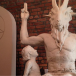 Foto : Patung Satanic. Sumber Foto : https://jernih.co/wp-content/uploads/satan-1.jpg