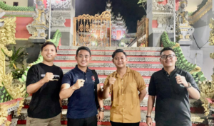 Foto : Dari sebelah kanan Ketua DPP Peradah Indonesia Kalimantan Timur (Kaltim), I Gede Astika Guna Sanjaya, Ketua Peradah Kota Samarinda Agung Rada, Chaidir Tamami dan salah satu mahasiswa Hindu di Samarinda A.A. Gede Govi A.P. Sumber Foto : Kaltimnow.id