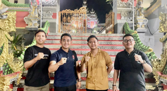 Foto : Dari sebelah kanan Ketua DPP Peradah Indonesia Kalimantan Timur (Kaltim), I Gede Astika Guna Sanjaya, Ketua Peradah Kota Samarinda Agung Rada, Chaidir Tamami dan salah satu mahasiswa Hindu di Samarinda A.A. Gede Govi A.P. Sumber Foto : Kaltimnow.id