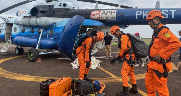 Foto : Tim Evakuasi Gabungan Bersiap Menuju Lokasi Jatuhnya Helikopter Kapolda Jambi dan Rombongan. Sumber : Istimewa.