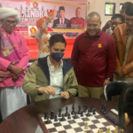 Foto : Anggota DPR RI G. Budisatrio Djiwandono melakukan langkah pertama sebagai simbolis Gerinda Open Chess 2023. Sumber : Kaltimnow.id