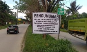 Foto : Himbauan Jalan Ring Roang Samarinda Ditutup oleh Pemilik Tanah. Sumber Foto : Istimewa.