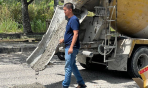 Foto : Bambang Pemuda di Pekanbaru yang Cor Jalan Rusak, Gunakan Uang Pribadi. Sumber : Istimewa. Foto : Bambang Pemuda di Pekanbaru yang Cor Jalan Rusak, Gunakan Uang Pribadi. Sumber : Istimewa.