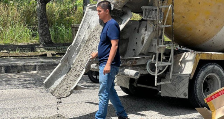 Foto : Bambang Pemuda di Pekanbaru yang Cor Jalan Rusak, Gunakan Uang Pribadi. Sumber : Istimewa.