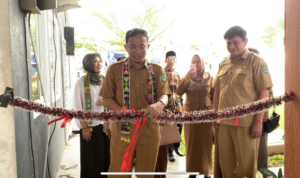 Foto : Kepala Disdikbud Kaltim Muhammad Kurniawan memotong pita, sebagai tanda dibukanya pameran pakaian tradisional. Sumber : Kaltimnow.id
