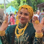 Foto : Suarnati Daeng Kanang Kenakan Emas Usai Pulang Ibadah Haji. Sumber : Istimewa.