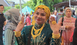 Foto : Suarnati Daeng Kanang Kenakan Emas Usai Pulang Ibadah Haji. Sumber : Istimewa.