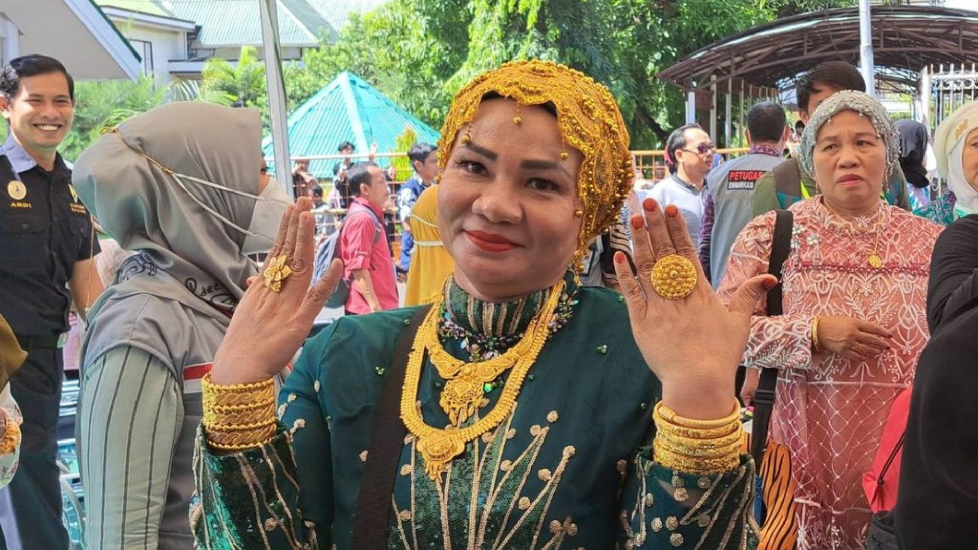 Foto : Suarnati Daeng Kanang Kenakan Emas Usai Pulang Ibadah Haji. Sumber : Istimewa.