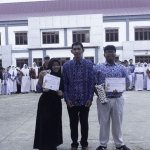 Foto : Ketua Musyawarah Kerja Kepala Sekolah (MKKS) SMA Samarinda, Abdul Rozak (tengah) bersama dengan dua murid SMA N 16 Samarinda. Sumber : Kaltimnow.id