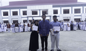 Foto : Ketua Musyawarah Kerja Kepala Sekolah (MKKS) SMA Samarinda, Abdul Rozak (tengah) bersama dengan dua murid SMA N 16 Samarinda. Sumber : Kaltimnow.id Foto : Ketua Musyawarah Kerja Kepala Sekolah (MKKS) SMA Samarinda, Abdul Rozak (tengah) bersama dengan dua murid SMA N 16 Samarinda. Sumber : Kaltimnow.id