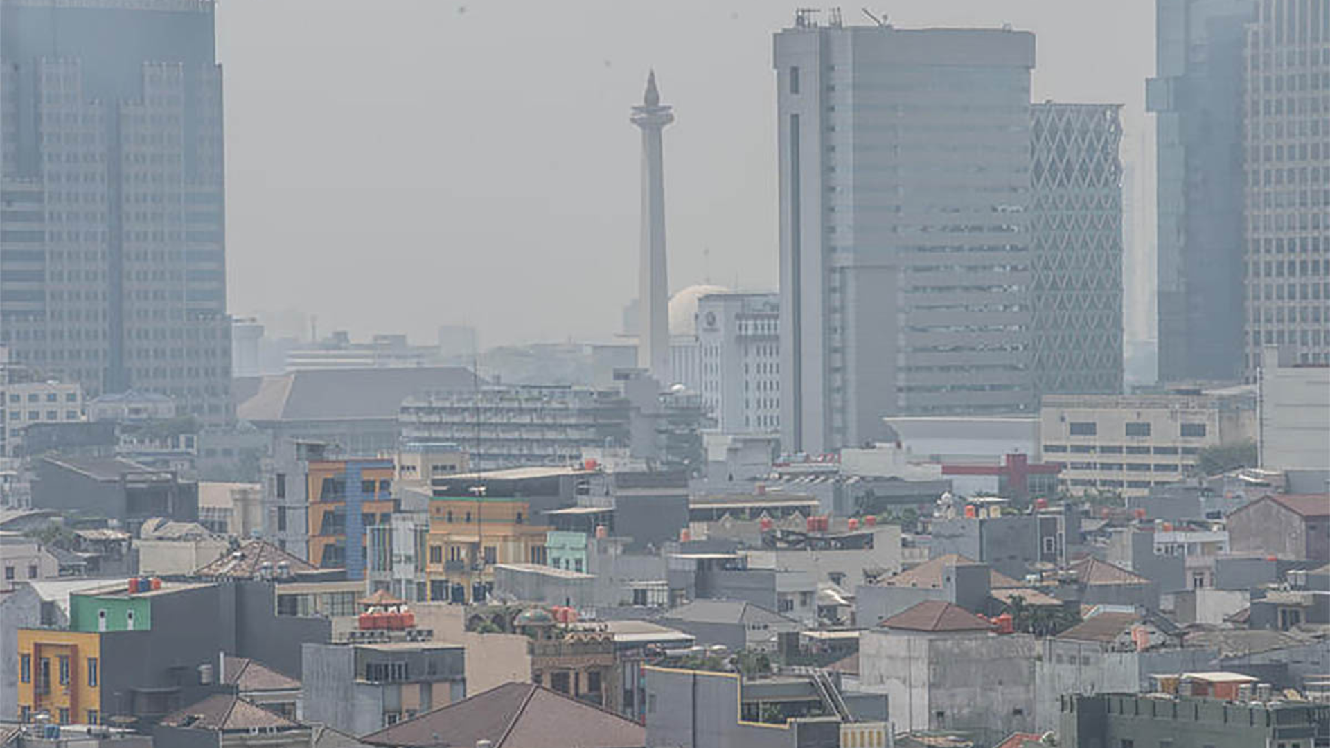 Foto : Kabut pekat yang menyelimuti udara di daerah Jakarta. Sumber : Istimewa.