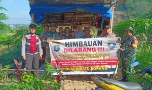 Foto ; Polsek Batu Sopang bersama dengan Danramil Batu Sopang beserta sejumlah jajaran mengimbau aktivitas pembakaran lahan. Sumber ; Polsek Batu Sopang.
