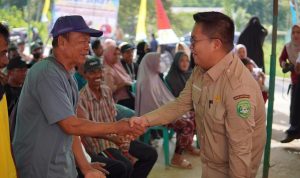 Tinjau Kelompok Tani Desa Beringin Agung, Wabup Kukar Serahkan Bantuan Hand Sprayer