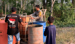 Foto : Polsek Batu Sopang Menyalurkan Air Bersih di Desa Samurangau. Sumber : Kaltimnow.id Foto : Polsek Batu Sopang Menyalurkan Air Bersih di Desa Samurangau. Sumber : Kaltimnow.id