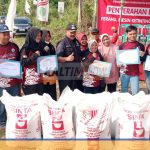 Bupati Kukar Serahkan Bantuan ke Nelayan Loa Tebu dan Mangkurawang