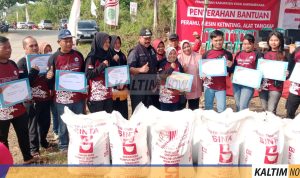 Bupati Kukar Serahkan Bantuan ke Nelayan Loa Tebu dan Mangkurawang