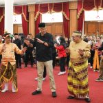 Ganjar Disambut Meriah di Kedaton Kukar, Berkomitmen Dukung Pelestarian Budaya Kesultanan