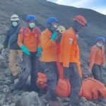 Foto : Tim SAR Gabungan Sedang Melakukan Evakuasi Korban Erupsi Gunung Merapi Sumbar. Sumber Foto : Istimewa.